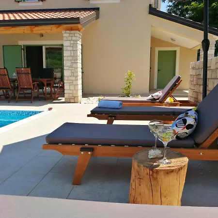 Stella Juricani * أوماغ