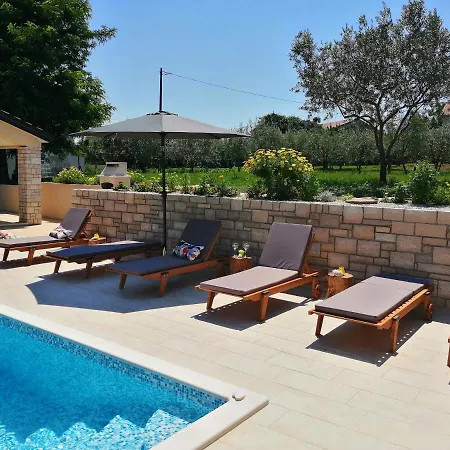 فيلة Stella Juricani