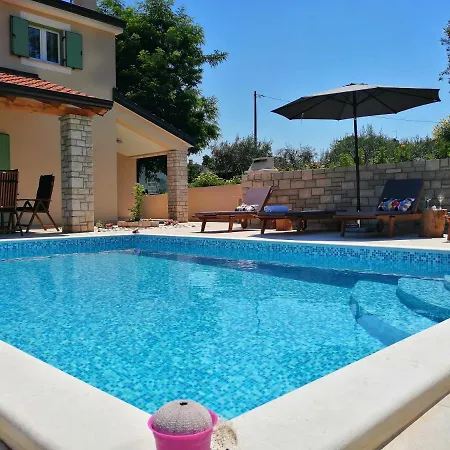 فيلة Stella Juricani *