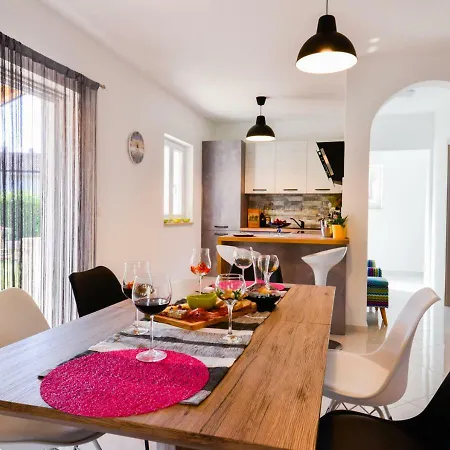 فيلة Stella Juricani *